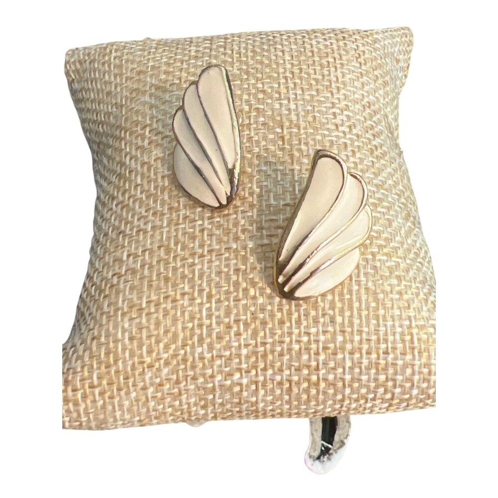 Vintage Gold Tone Fan Design Stud Earrings Cream Enamel Pierced Estate 1" 9.07g
